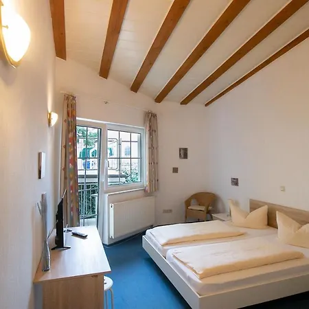Schlosshof Hotel *